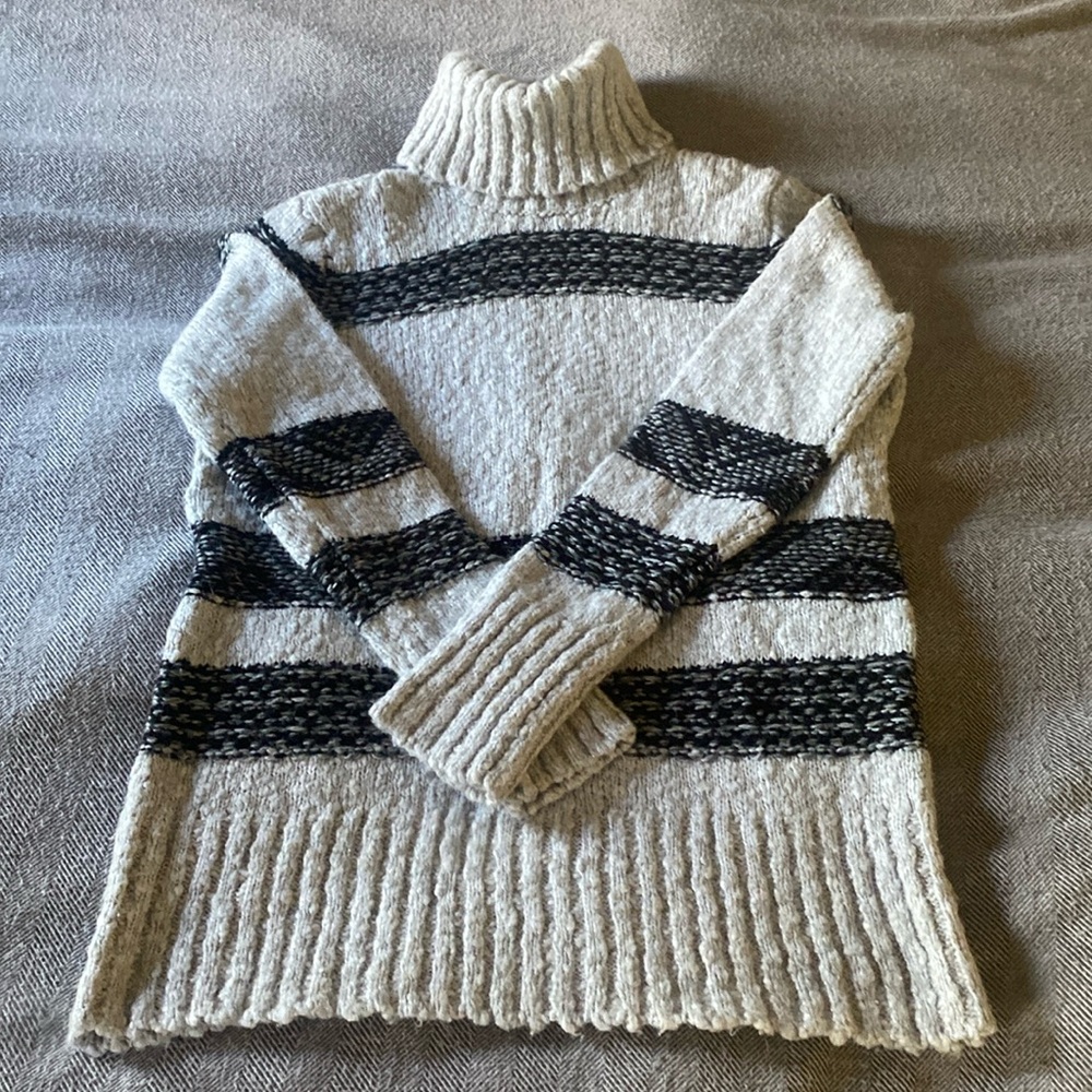 Universal Thread Women’s Size Small Sweater